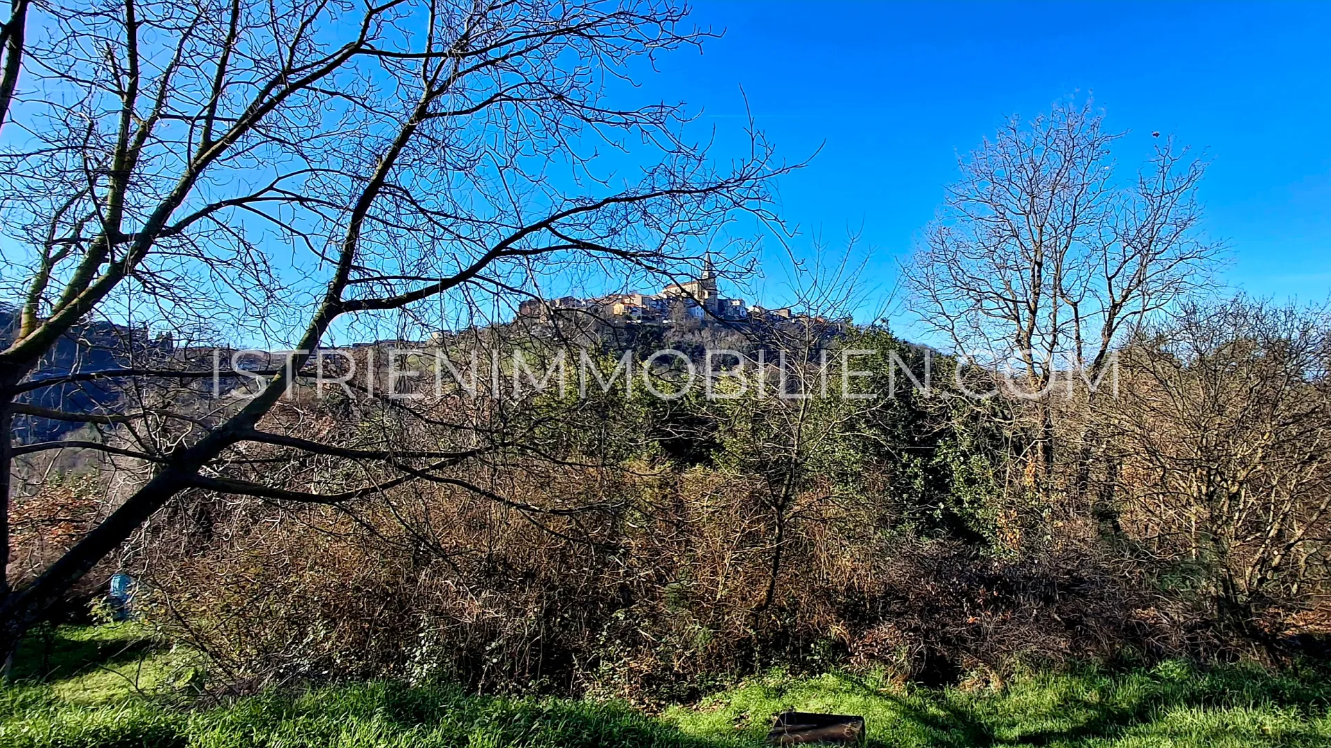 Baugrundstück mit freiem Blick auf Buje in Istrien