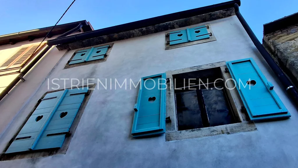 Charmantes Steinhaus in Buje mit hellblauen Fensterläden in Istrien