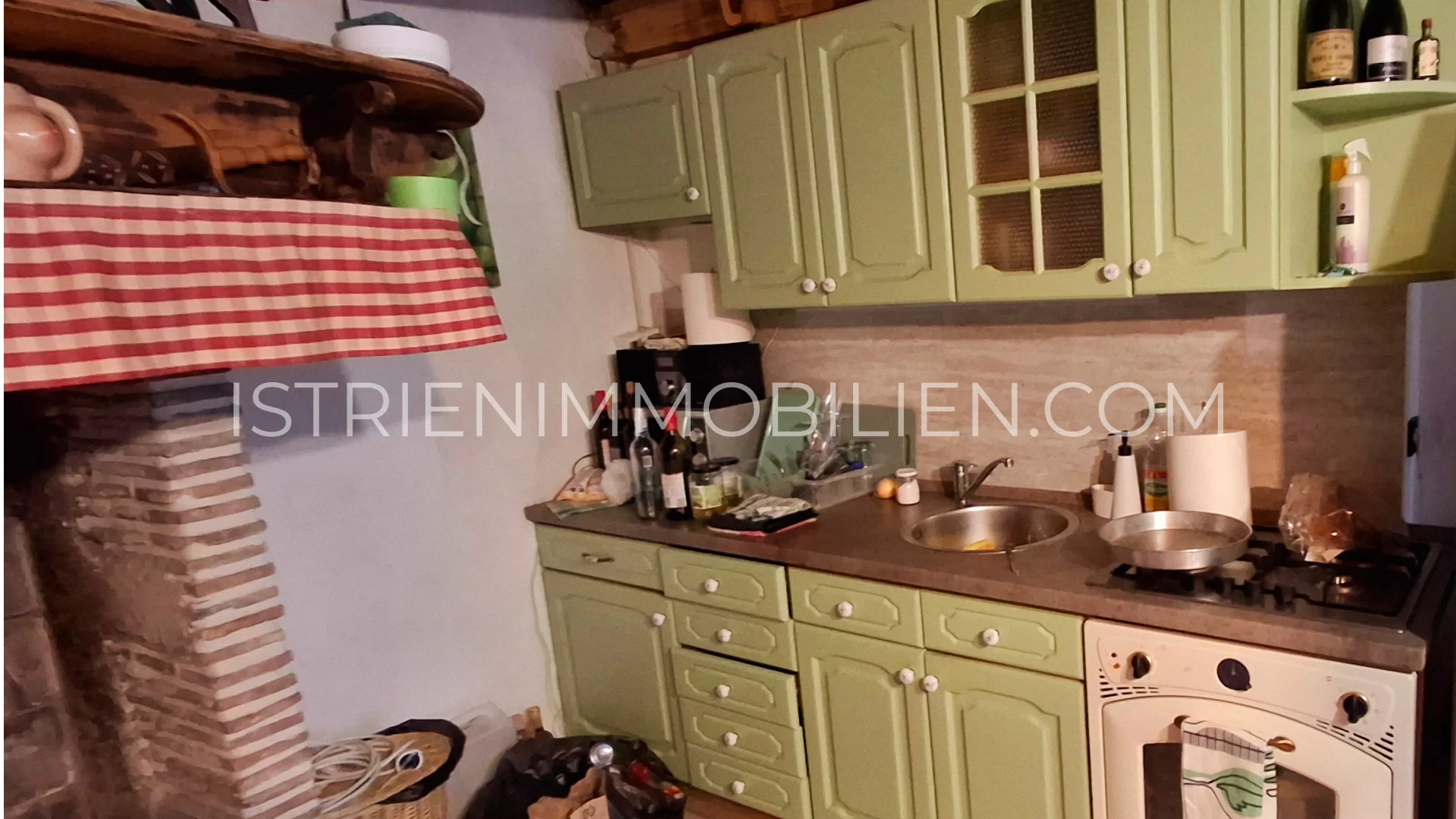 Rustikale Küche im charmanten Haus in Buje mit gruenen Holzschränken