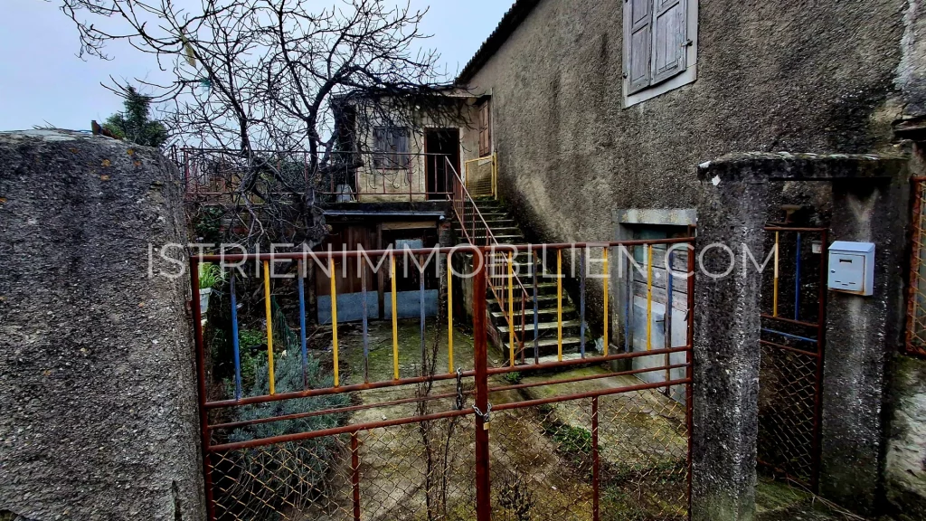 Istrische Ruine in Roc mit Innenhof und Renovierungspotenzial