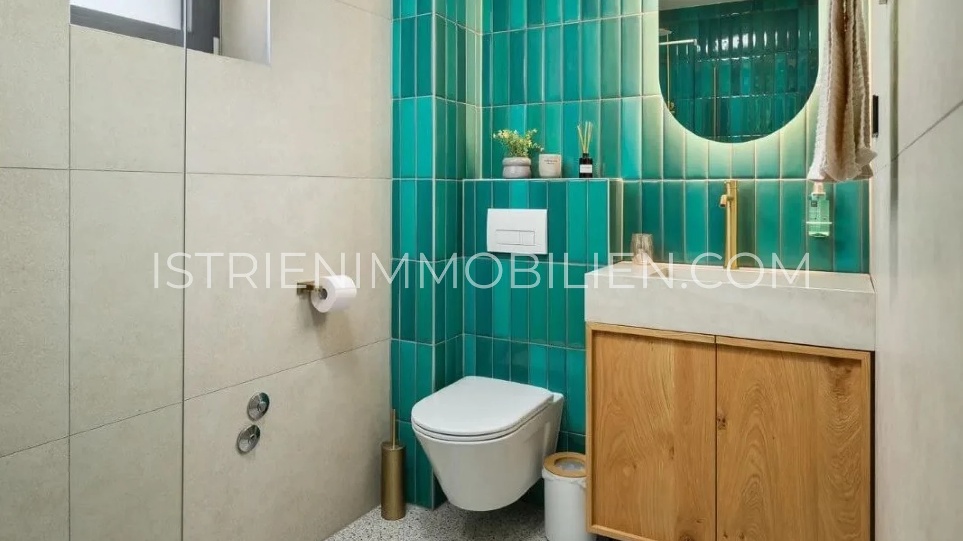 Modernes Badezimmer mit türkisfarbenen Fliesen, Holzwaschtisch und Dusche