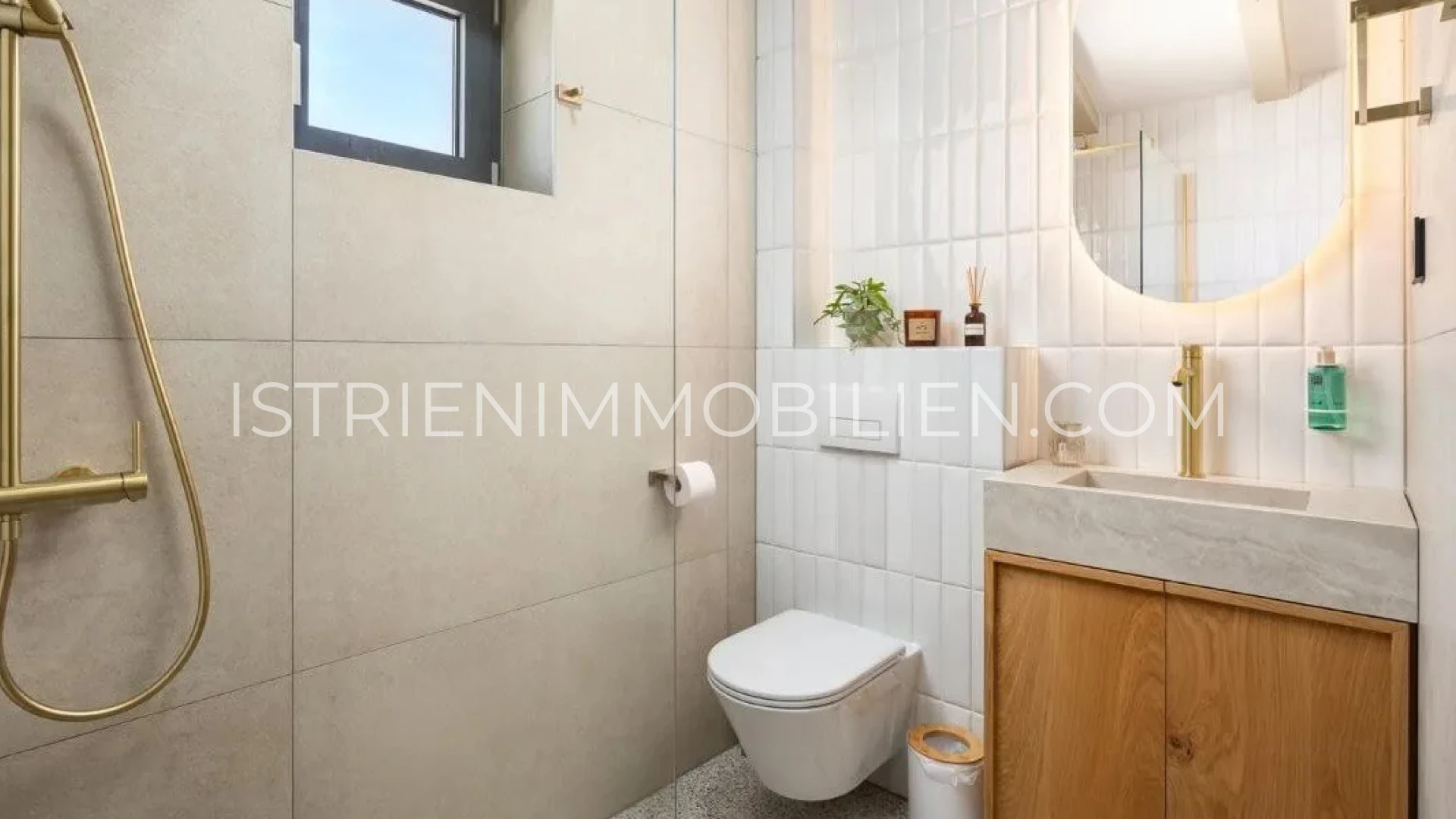 Modernes Badezimmer mit bodengleicher Dusche, weißen Fliesen und Holzwaschtisch