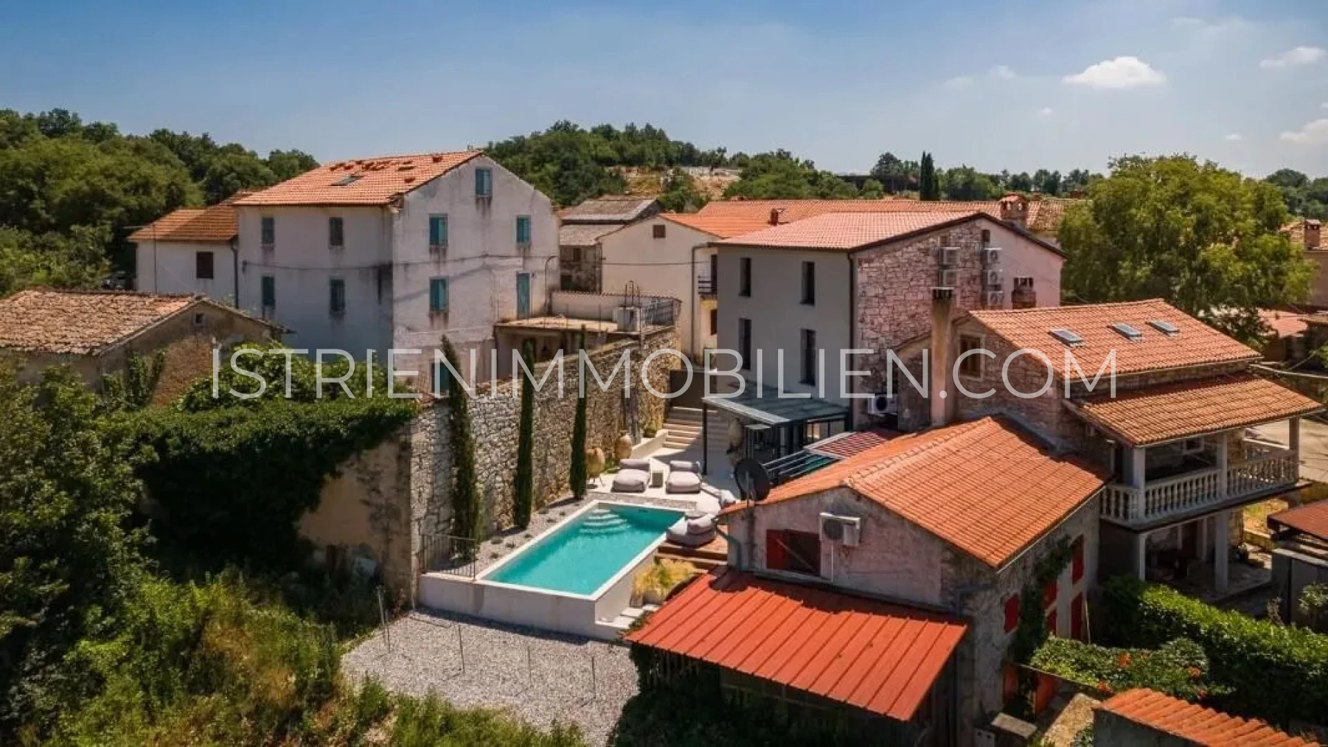 Luftaufnahme eines istrischen Natursteinhauses mit Pool in Ferenci bei Vižinada