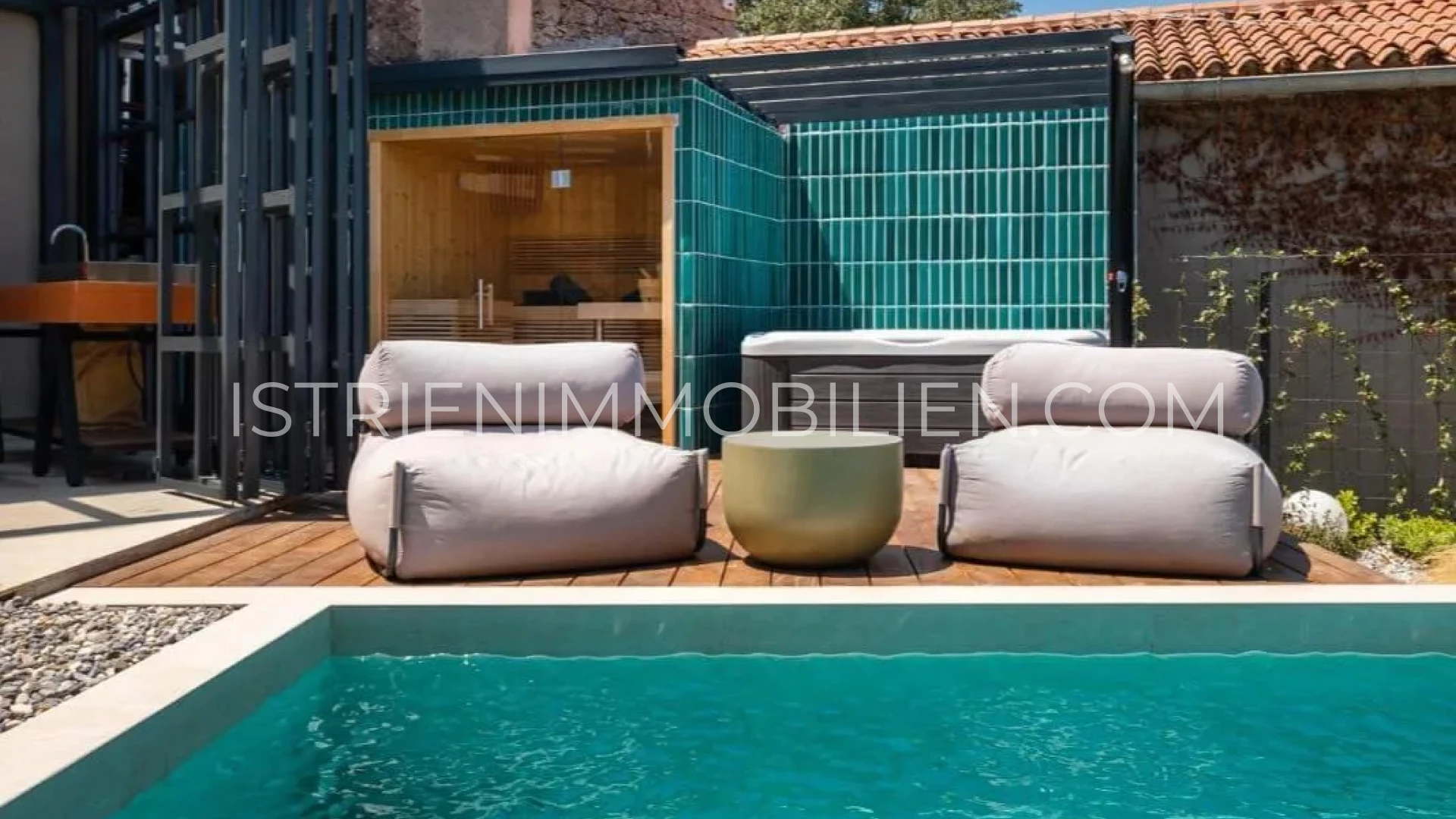 Poolbereich mit Sauna, Whirlpool und Loungeterrasse am sanierten Steinhaus