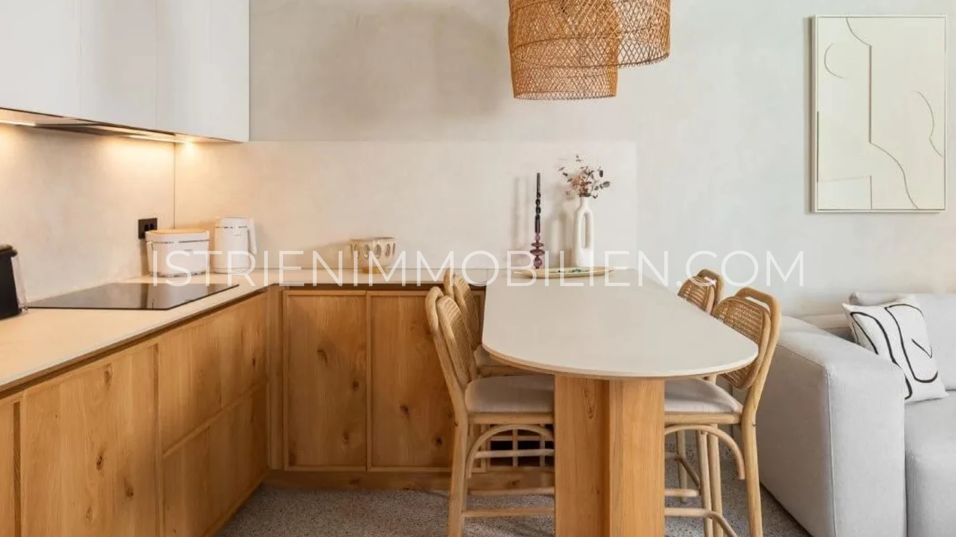 Detailansicht der modernen Küche mit Holzfronten, Esstheke und Rattanleuchten